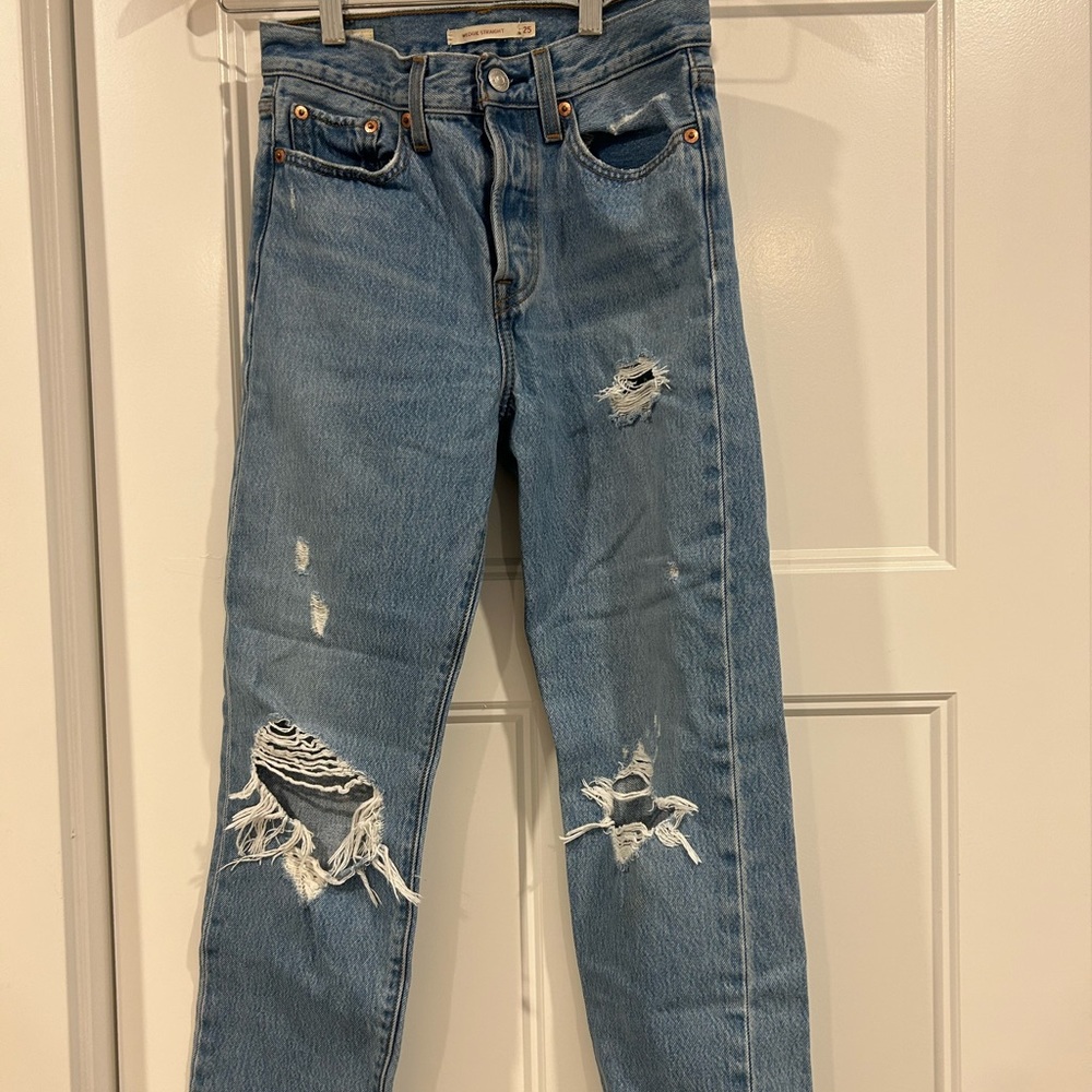 Levi’s wedgie blue wash denim straight leg jeans! With rips